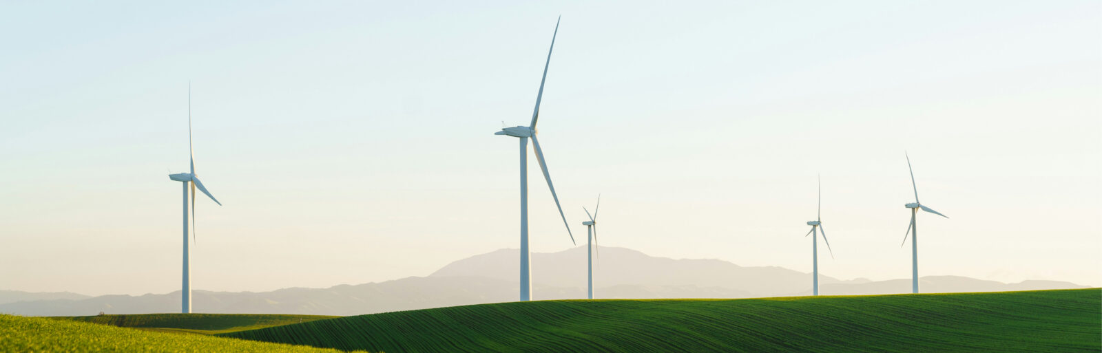 Windräder in österreichischer Landschaft für die gemeinsame Nutzung erneuerbarer Energie