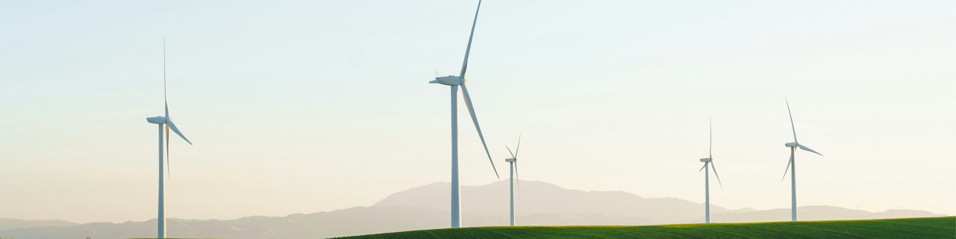 Windräder in österreichischer Landschaft für die gemeinsame Nutzung erneuerbarer Energie